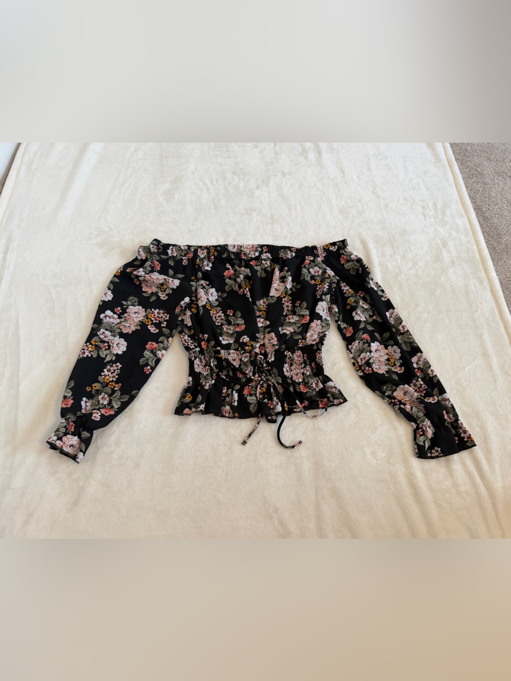 Ultra Flirt Black Size Medium Black & Floral Off-the-Shoulder Tie-Front Crop Top